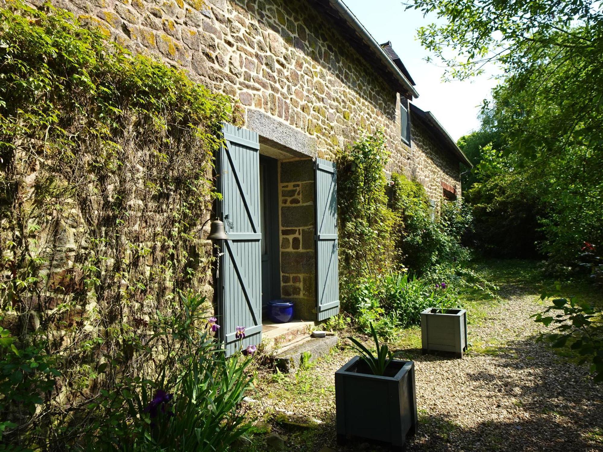 Le Domaine Acomodação com café da manhã Les Iffs Exterior foto